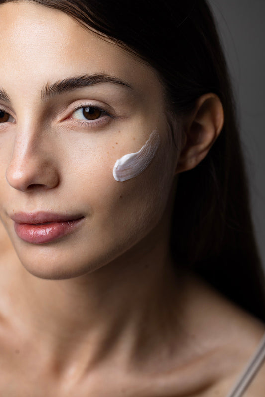 Come lo stress ossidativo e i radicali liberi accelerano l'invecchiamento della pelle