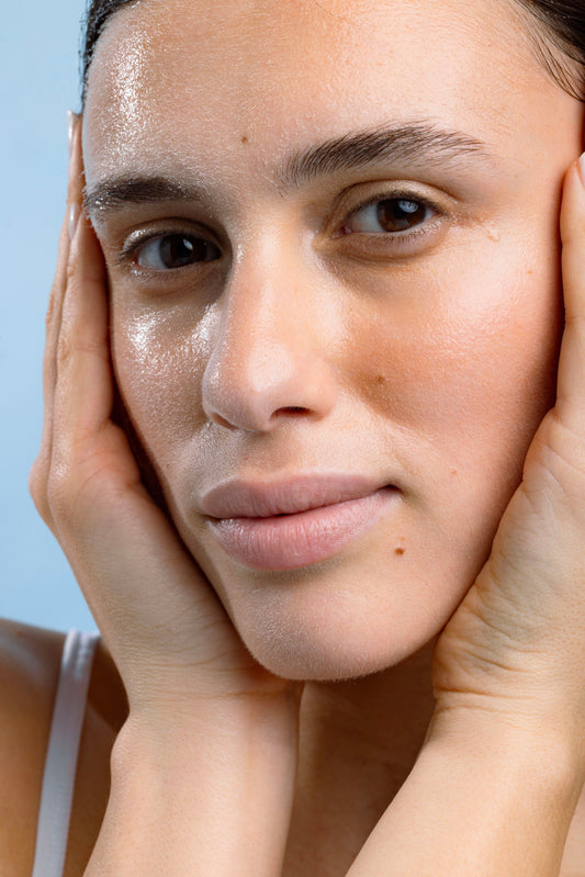 Glass Skin: i prodotti, gli step e i consigli per una pelle luminosa
