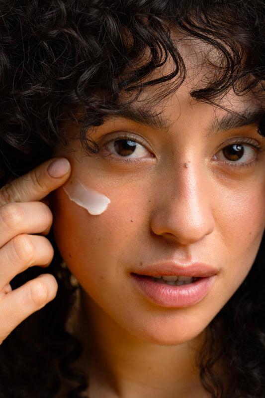 Niacinamide: cos’è, benefici e come inserirla nella tua skincare